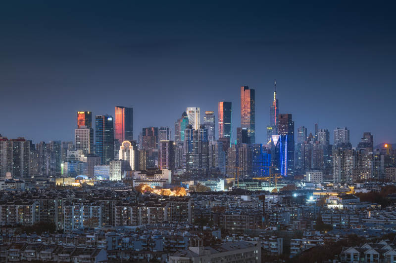 夜幕下的城市天际线图片