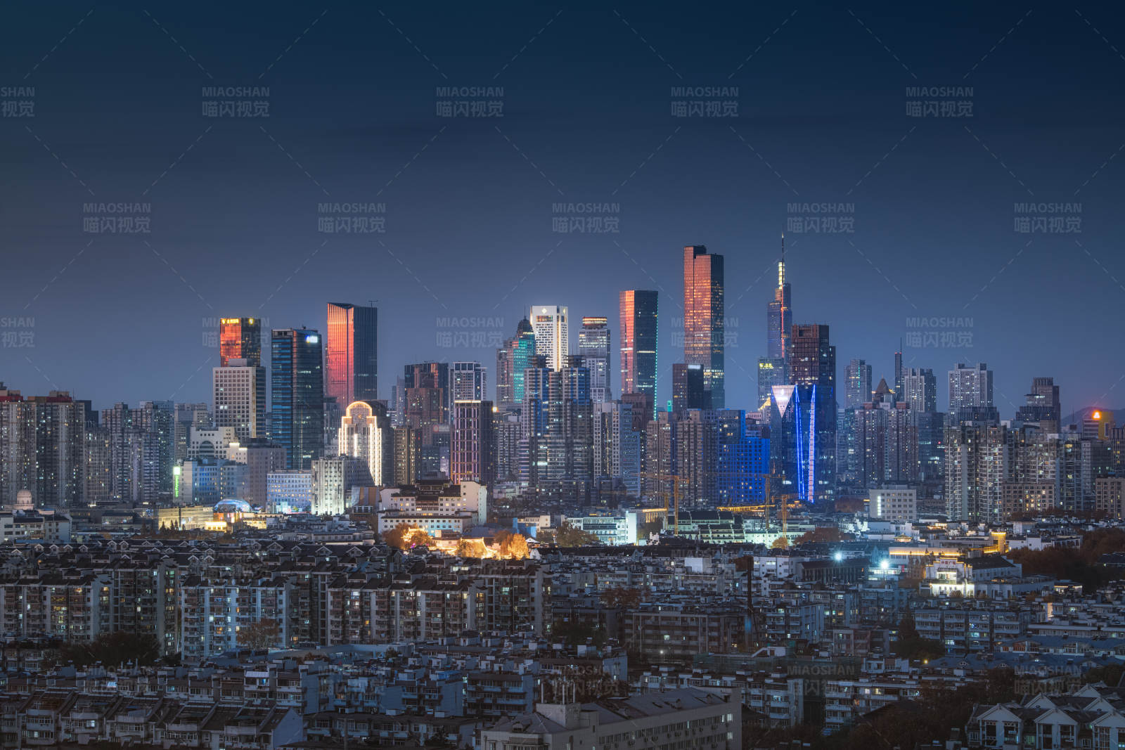 夜幕下的城市天际线图片