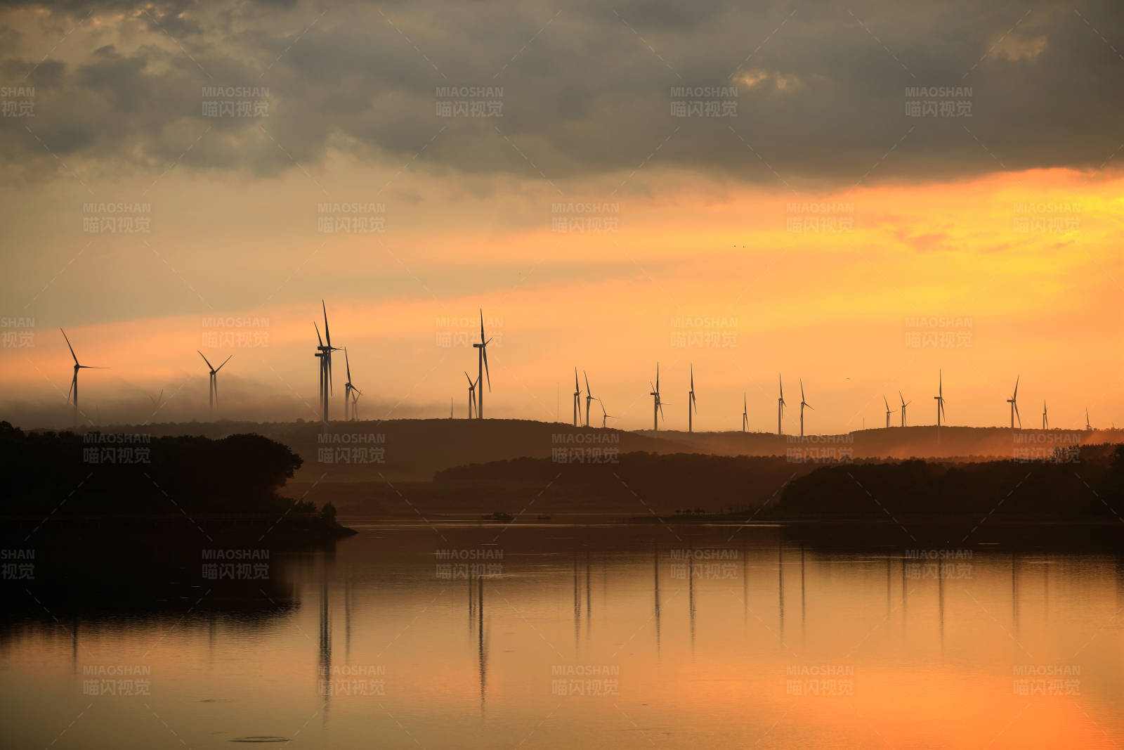 南京六合大泉水库风车夕阳映水静图片
