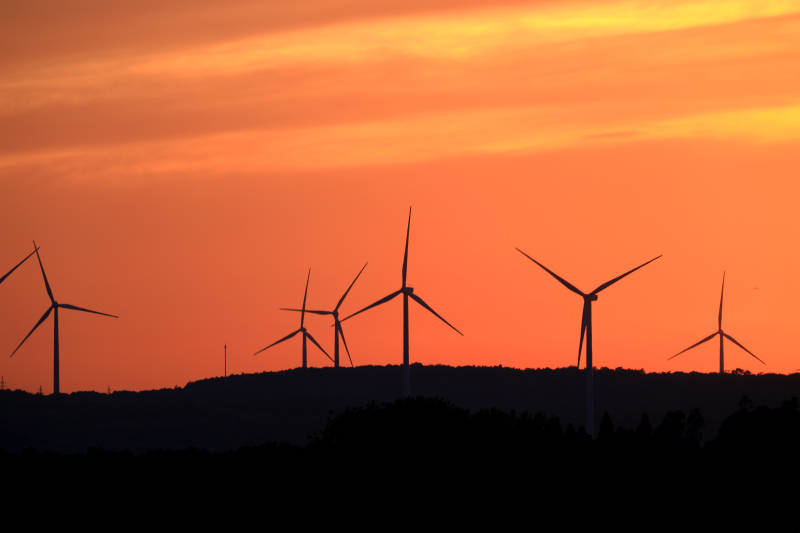 南京六合风车剪影与夕阳图片