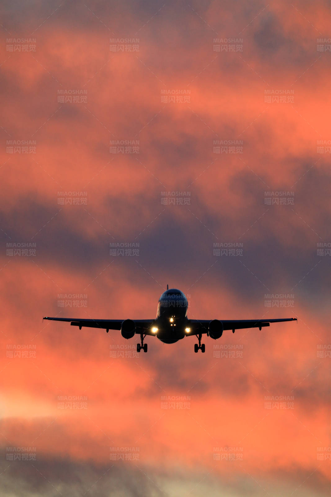 夕阳下的航班图片