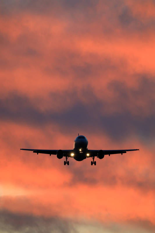 夕阳下的航班图片