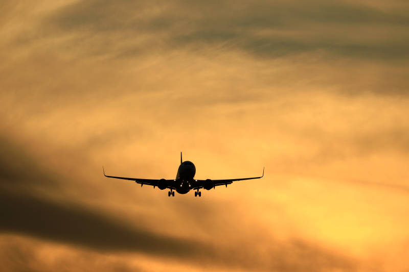 夕阳下的飞机剪影图片