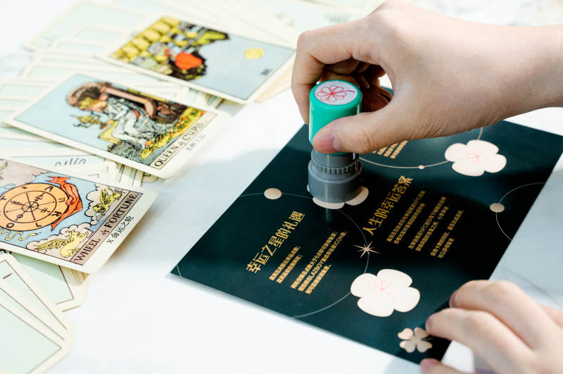 塔罗牌占卜准备中图片