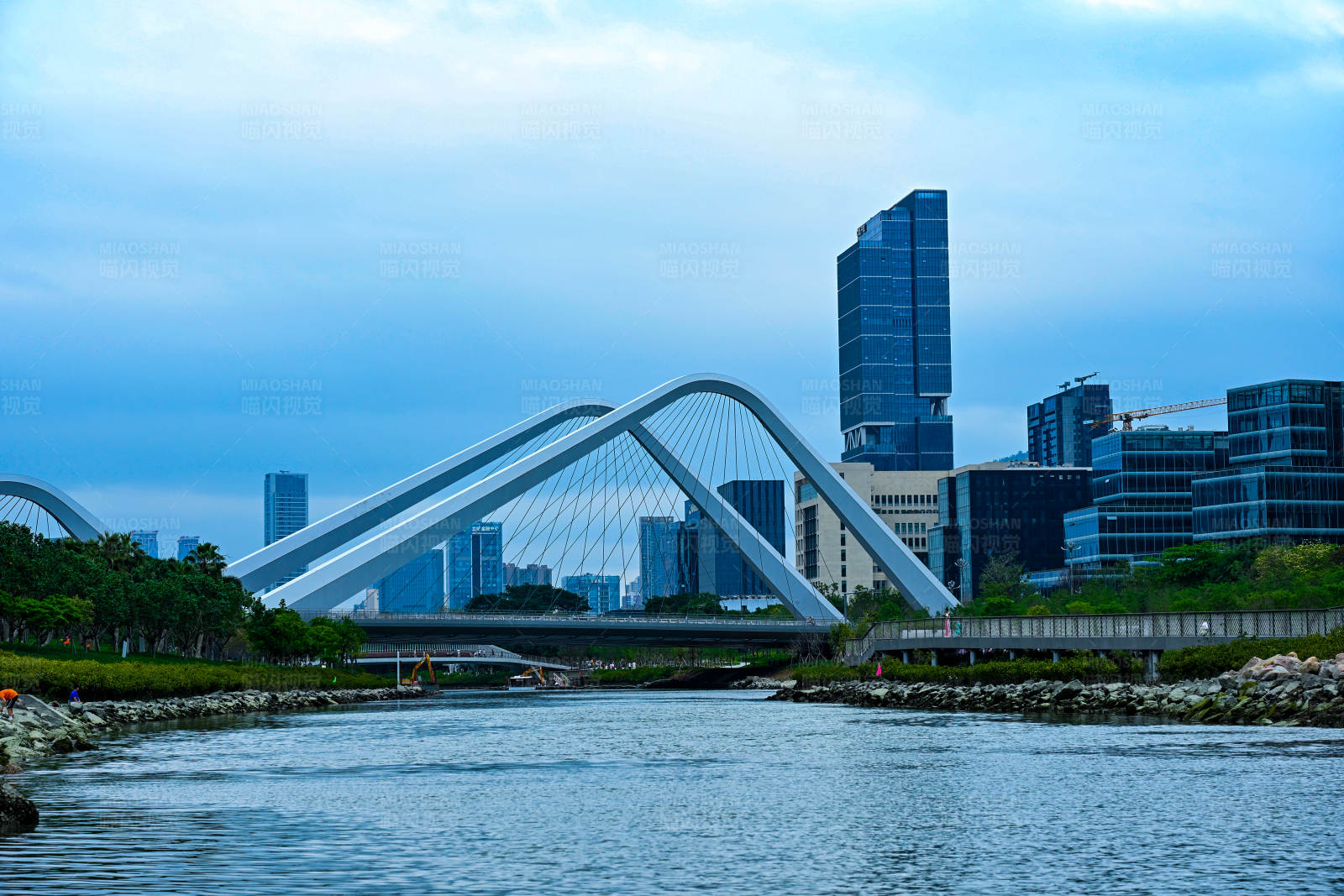 现代城市河畔景观图片