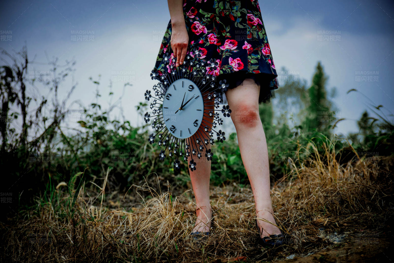 手持钟表的花裙女孩图片