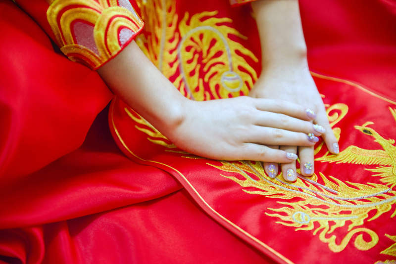 红袍龙纹 手饰华美图片