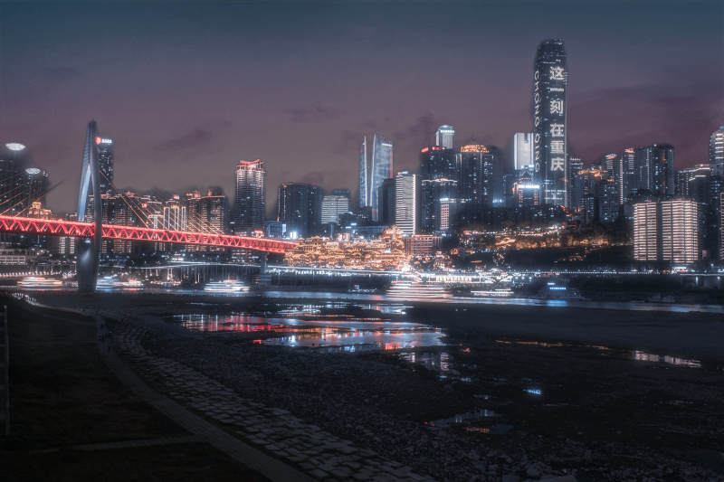 夜色中的城市天际线图片