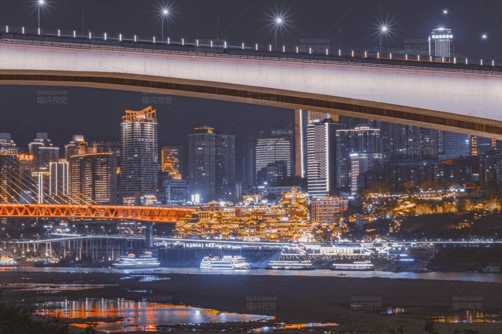 夜色下的城市桥梁图片