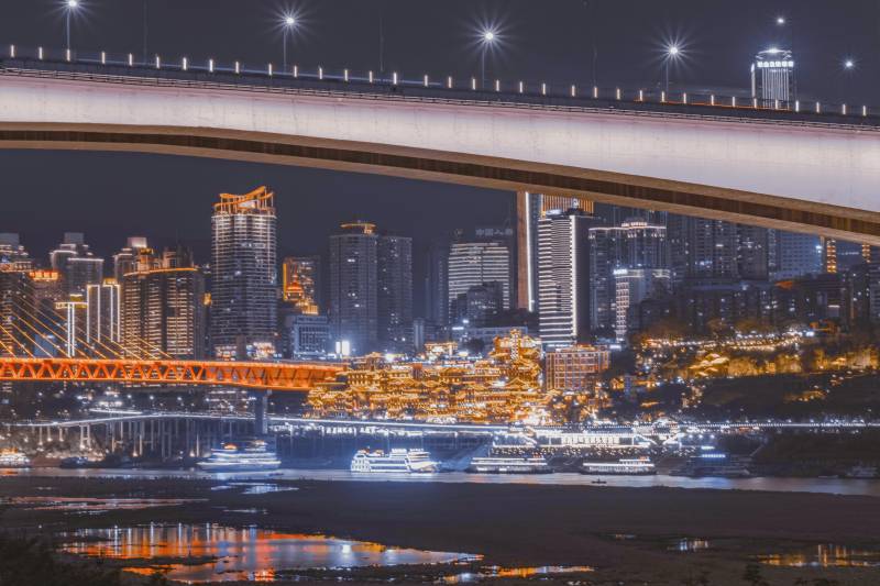 夜色下的城市桥梁图片