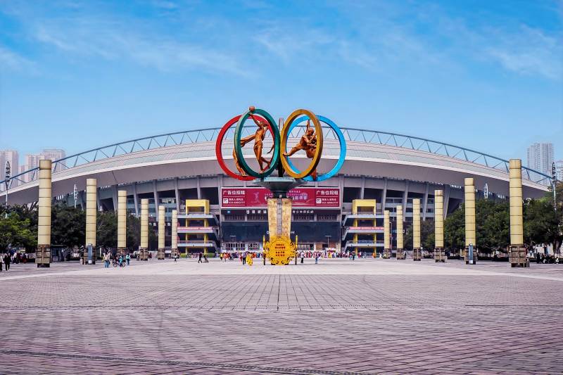 体育场馆前的广场图片