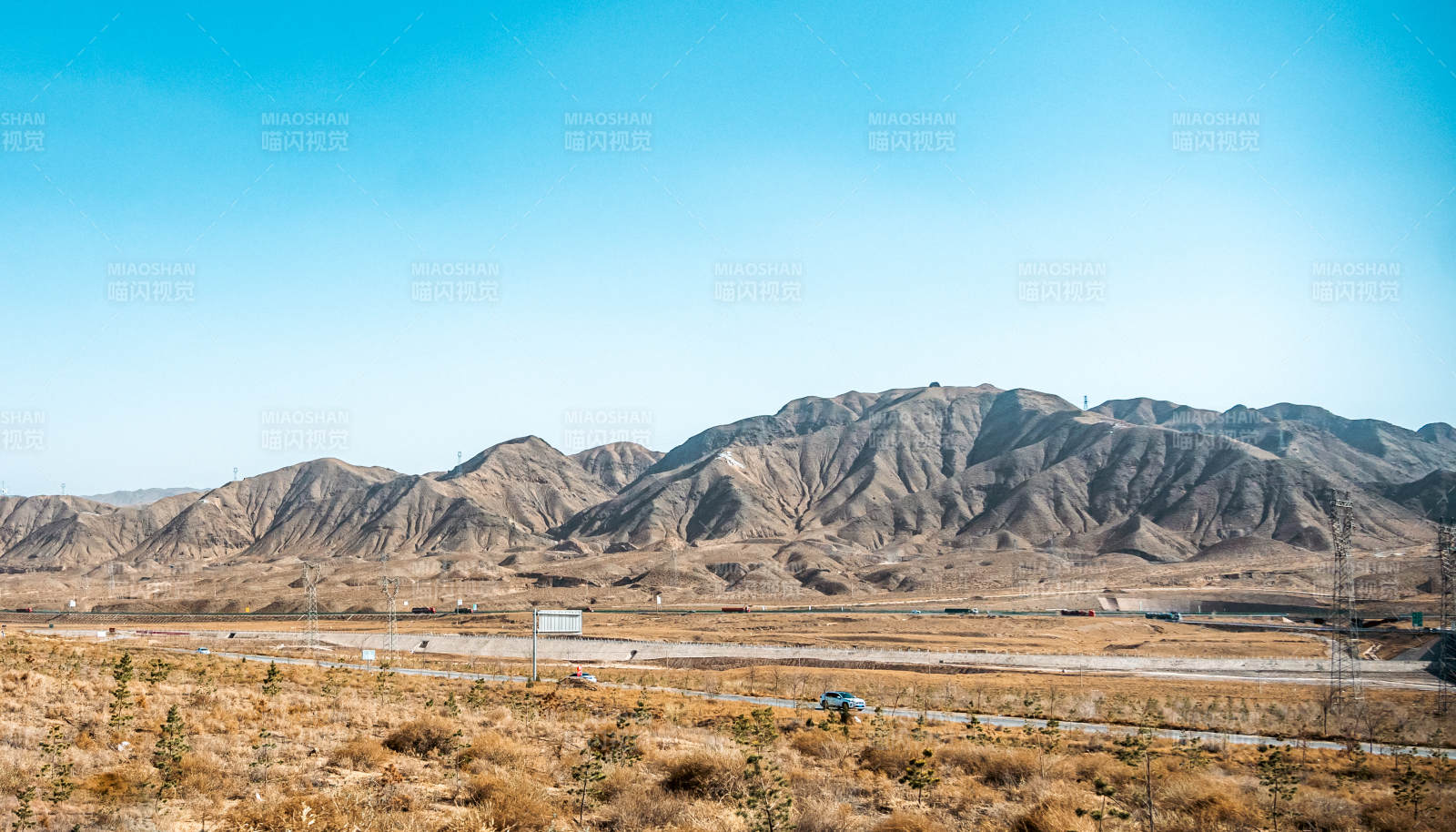 沙漠公路与山脉图片