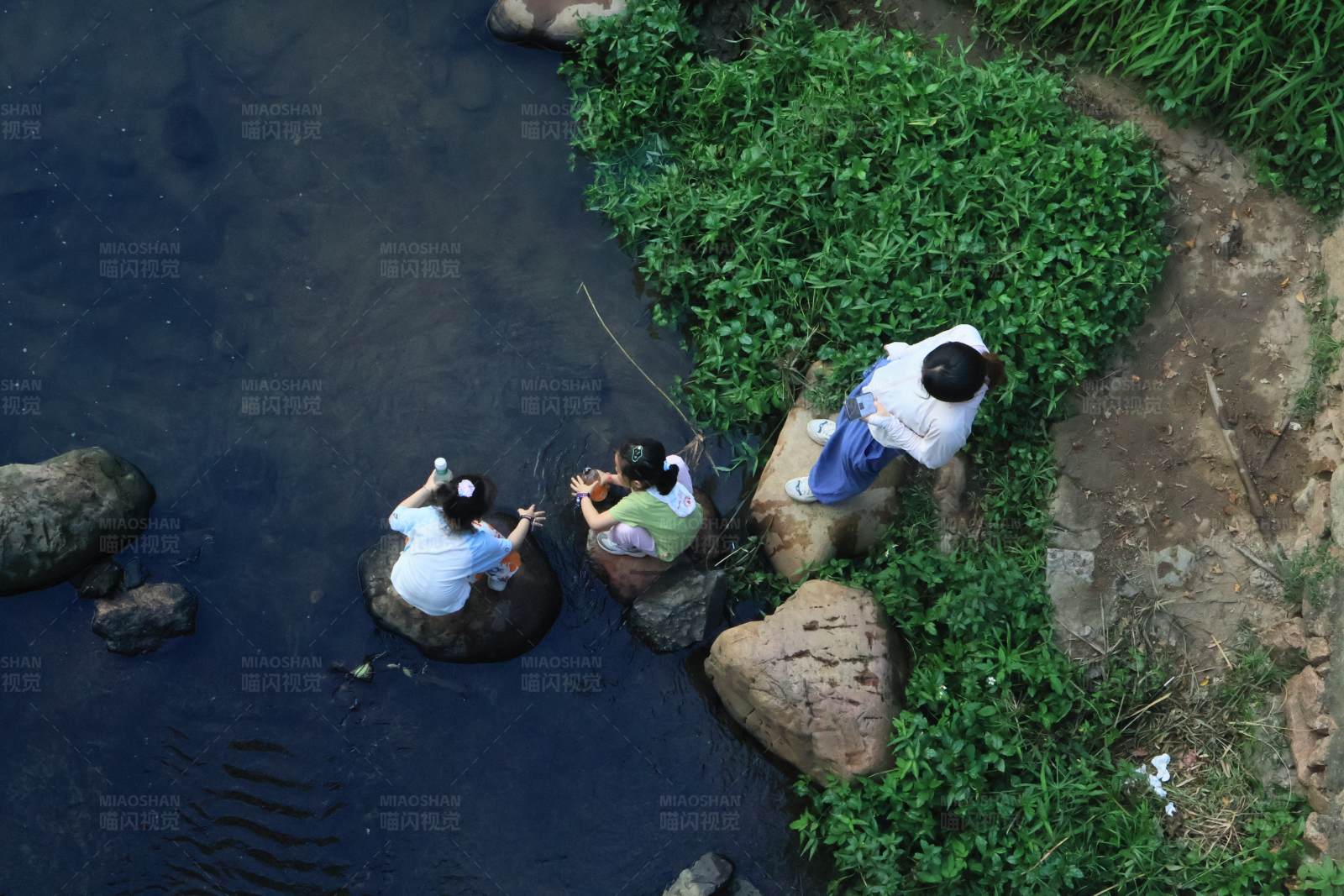 溪边垂钓乐图片