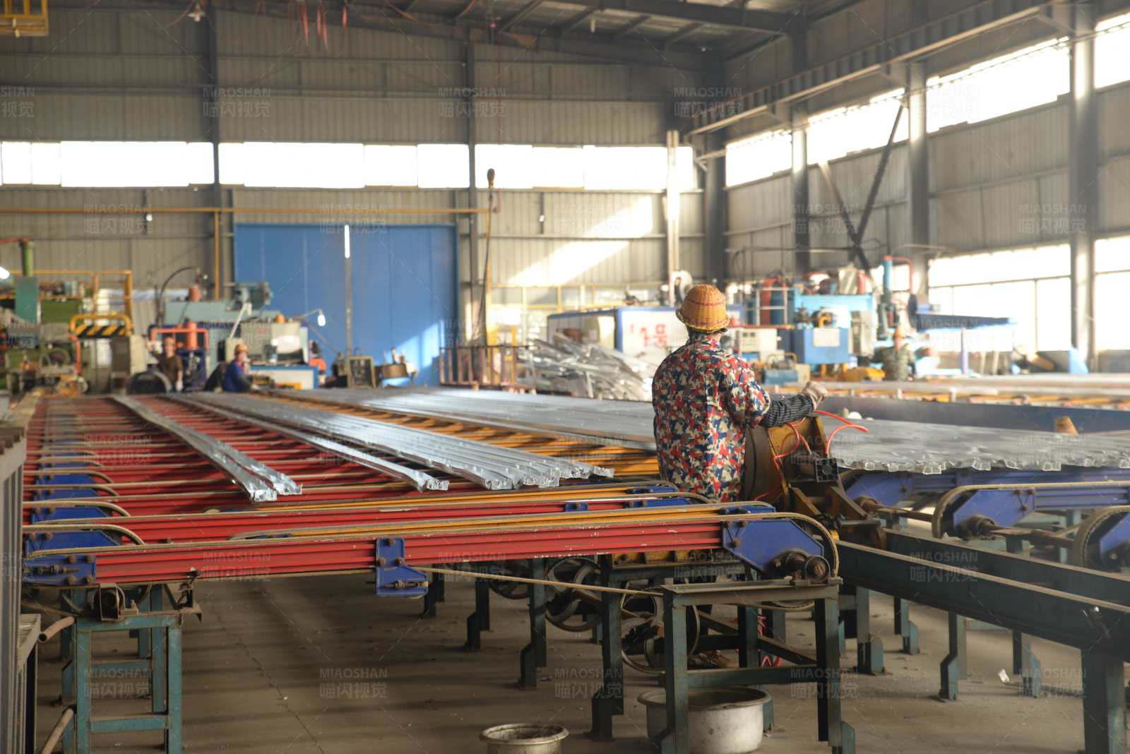 工厂生产线上的工人图片