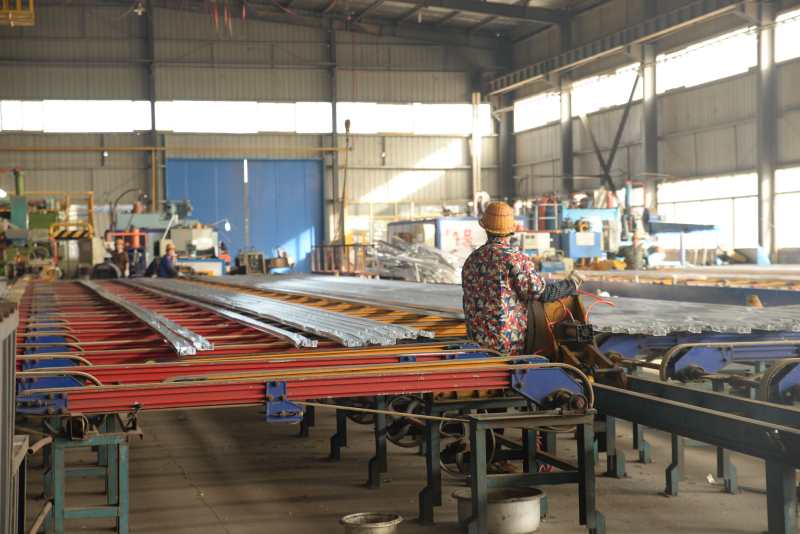 工厂生产线上的工人图片