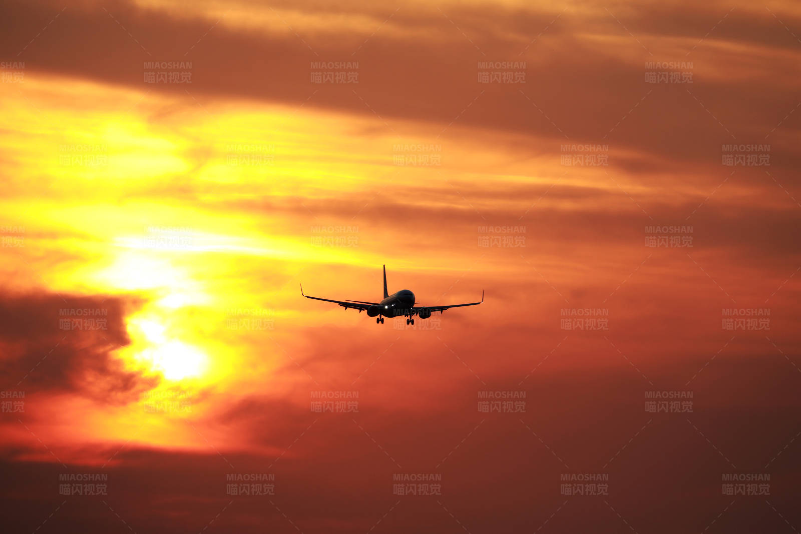 晚霞中的飞机图片