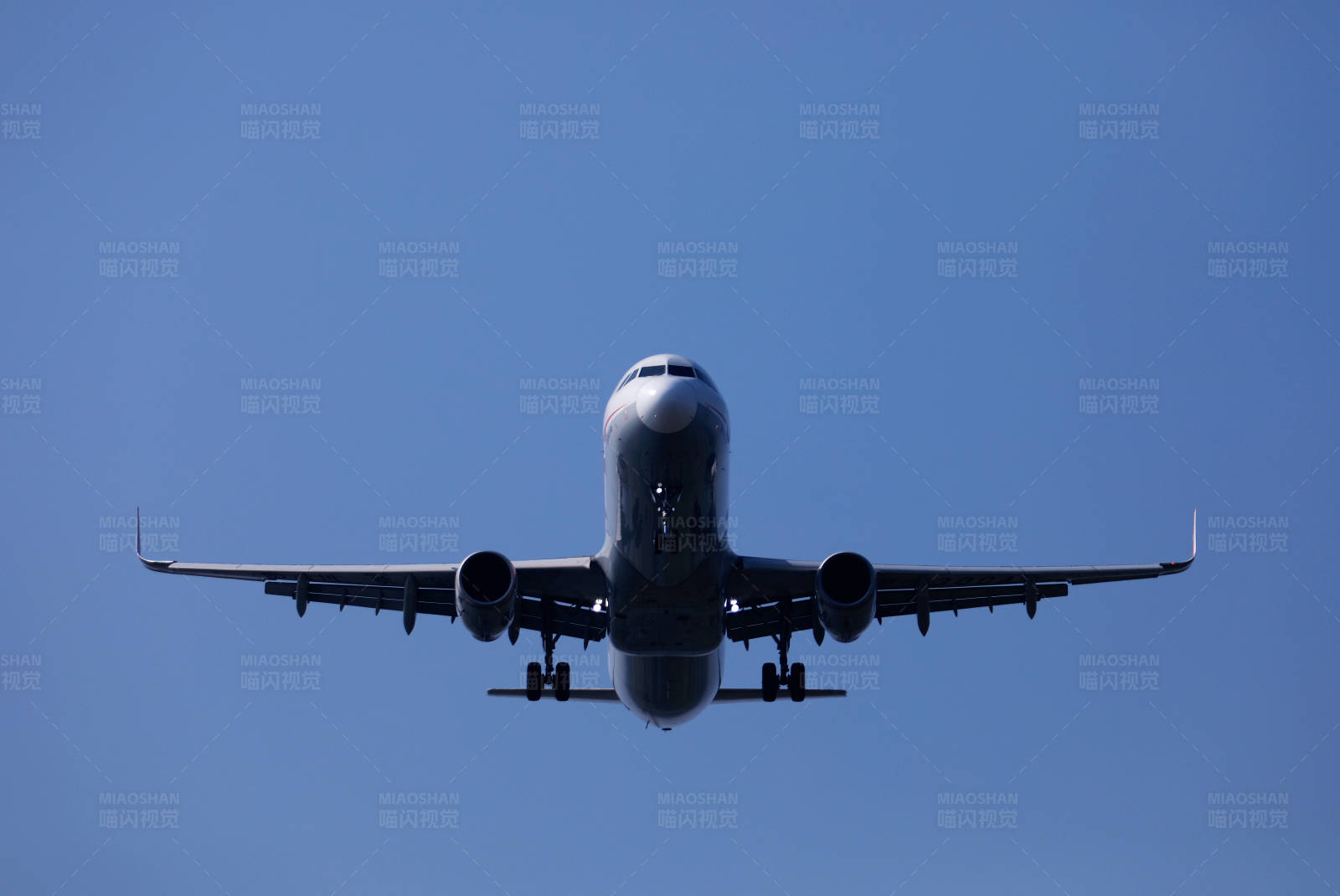 蓝天下的飞机图片