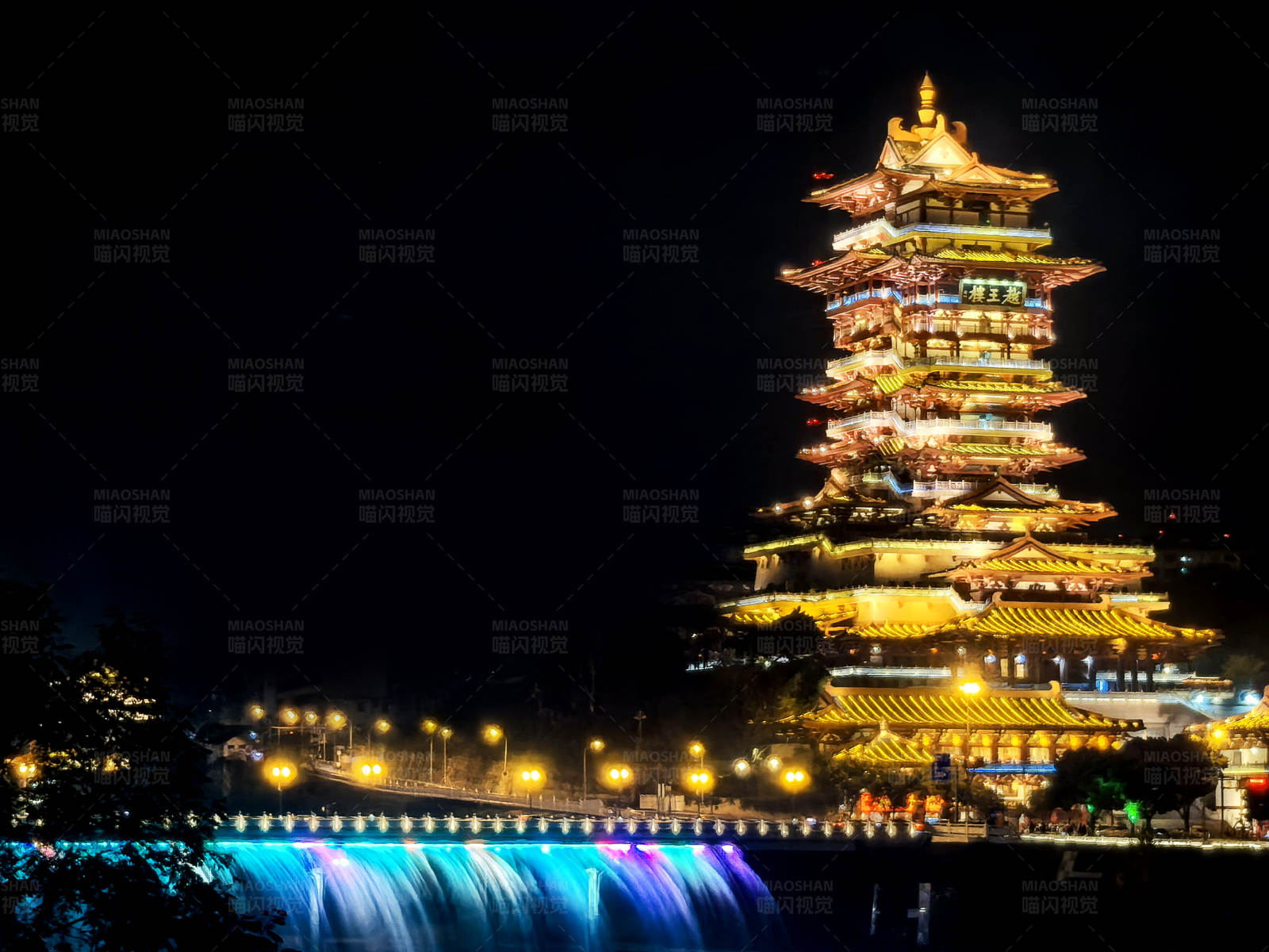 夜色中的辉煌古塔图片