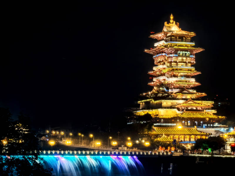 夜色中的辉煌古塔图片