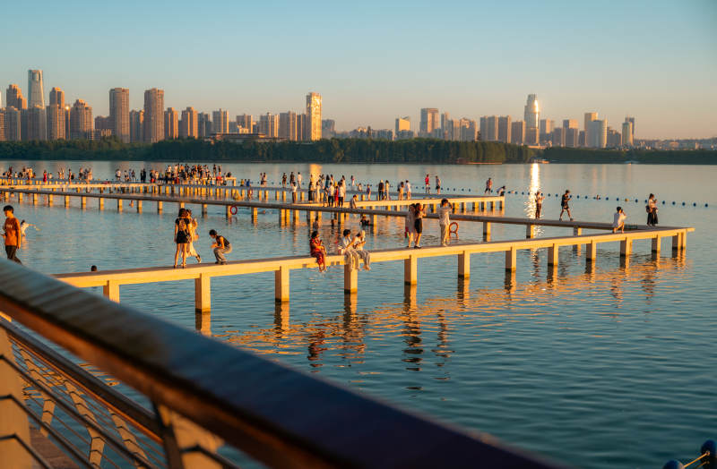 湖畔夕阳 城市剪影图片