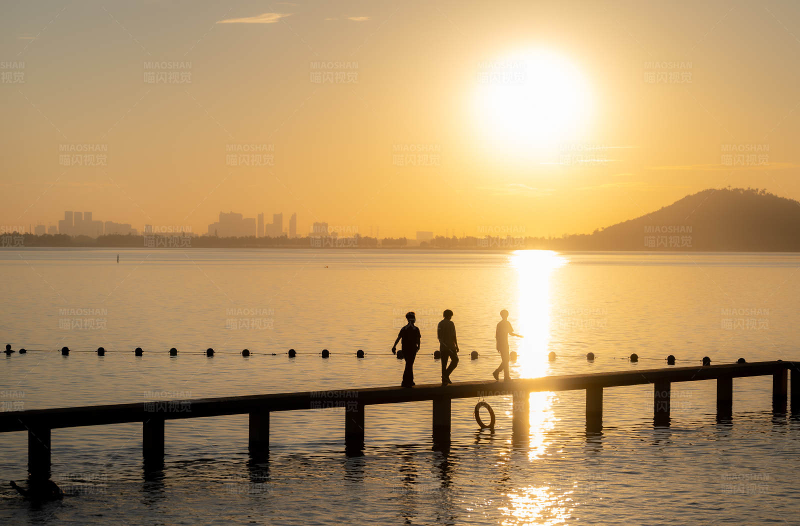 夕阳下的码头漫步图片