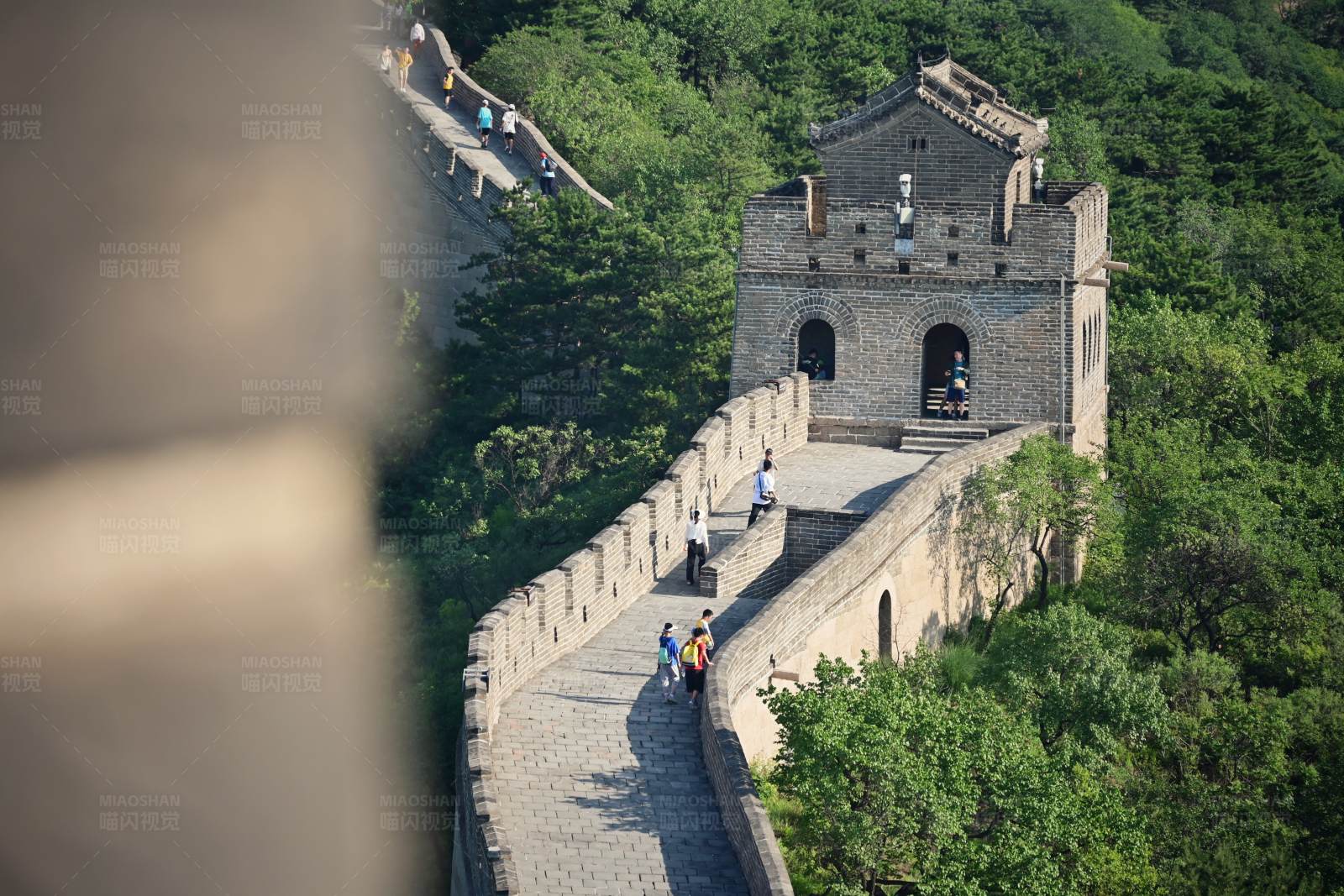 长城上的游客图片