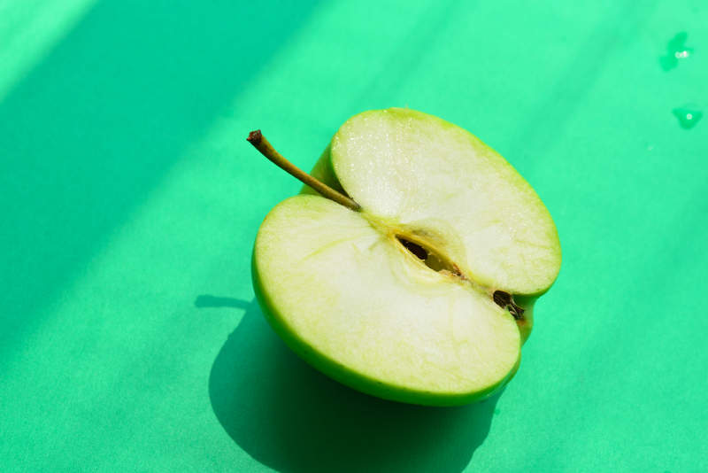 青苹果的清新切片图片