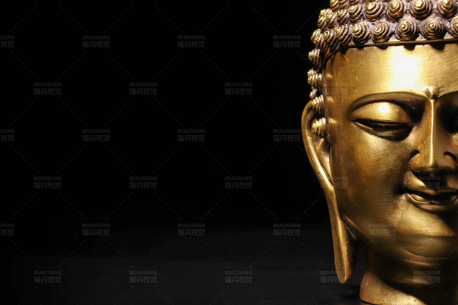 金色佛像侧面特写图片