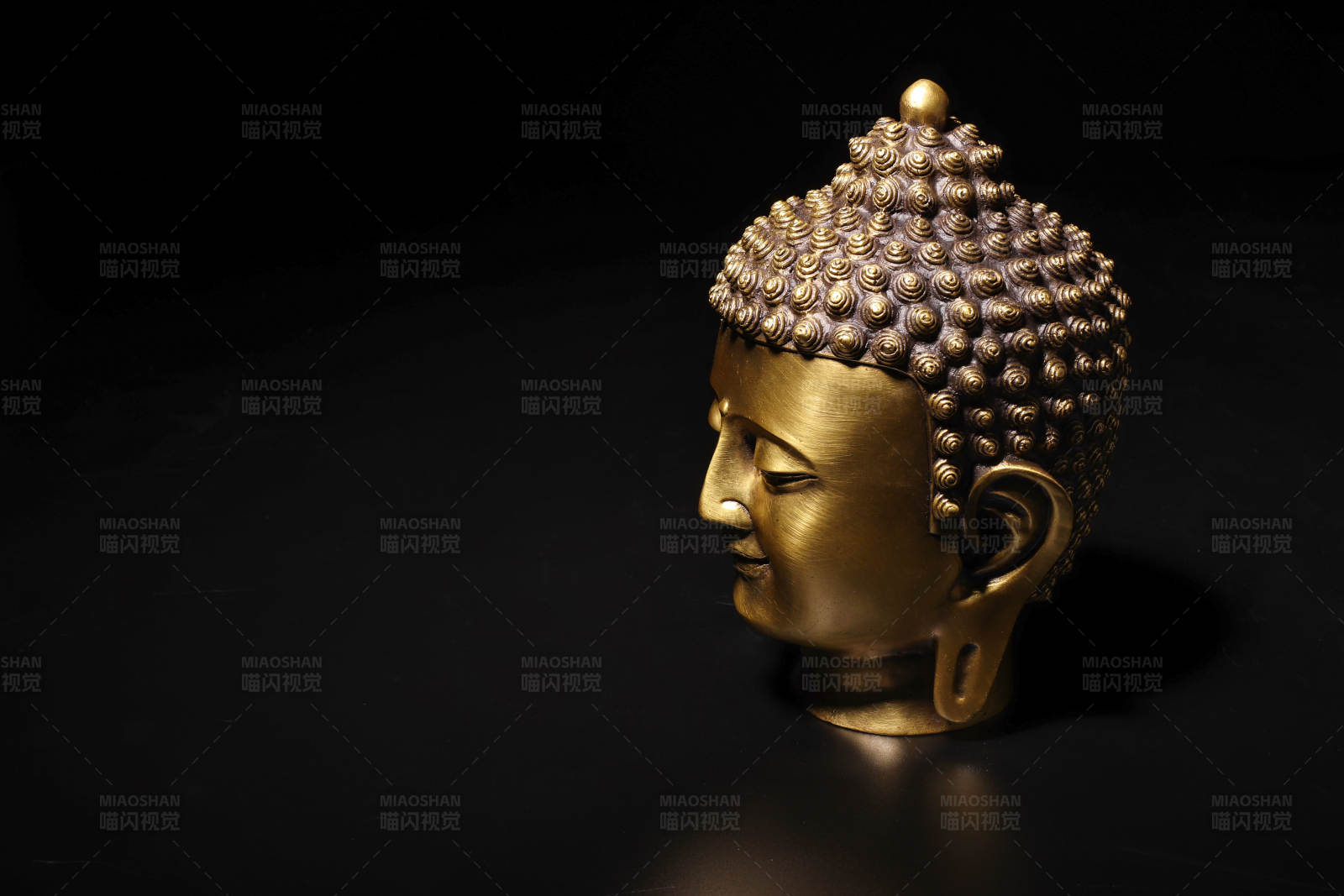 金色佛首雕像图片