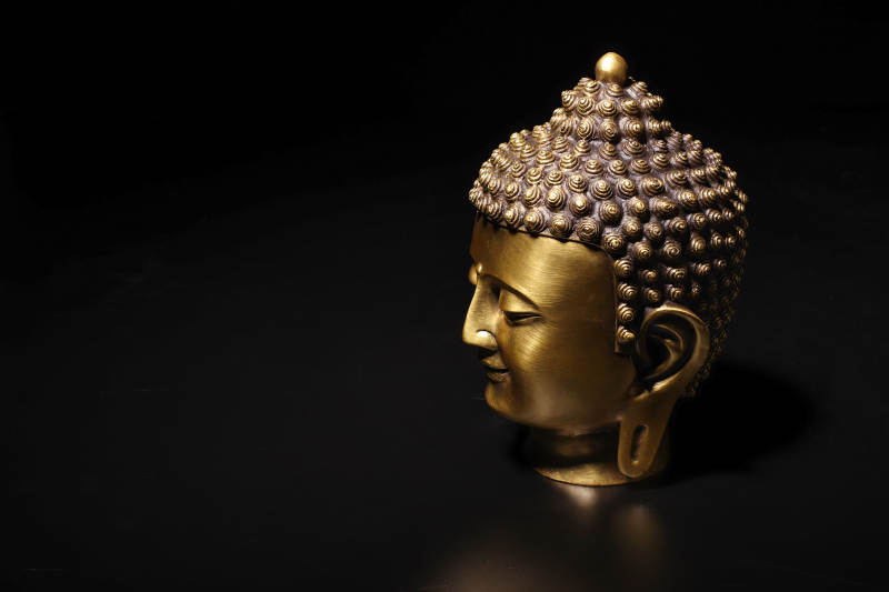 金色佛首雕像图片