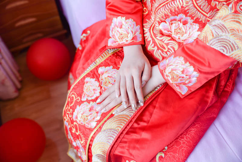 红妆新娘手环抱图片