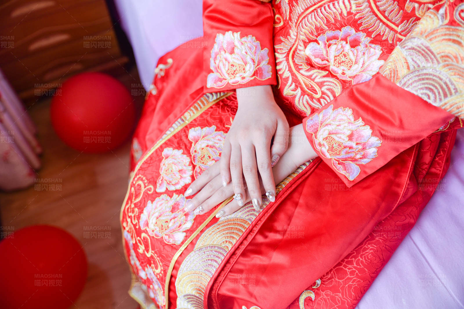 红妆新娘手环抱图片