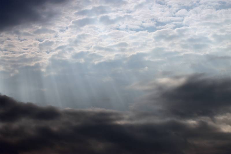 光束穿透云层图片