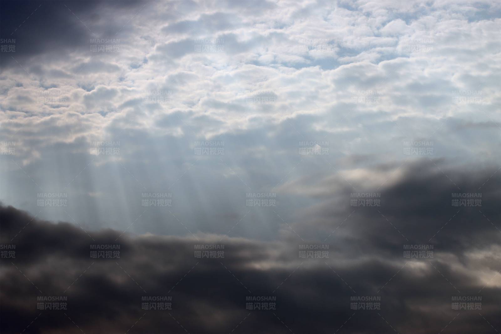 光束穿透云层图片