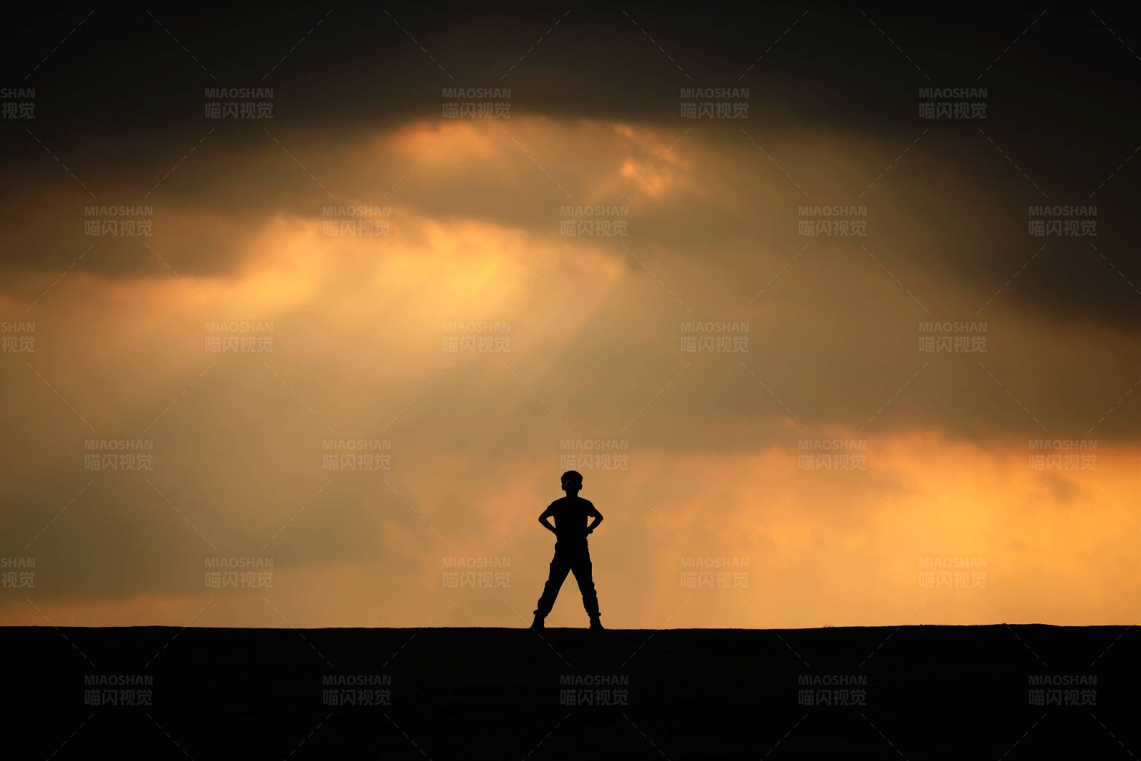 霞光中的少年图片