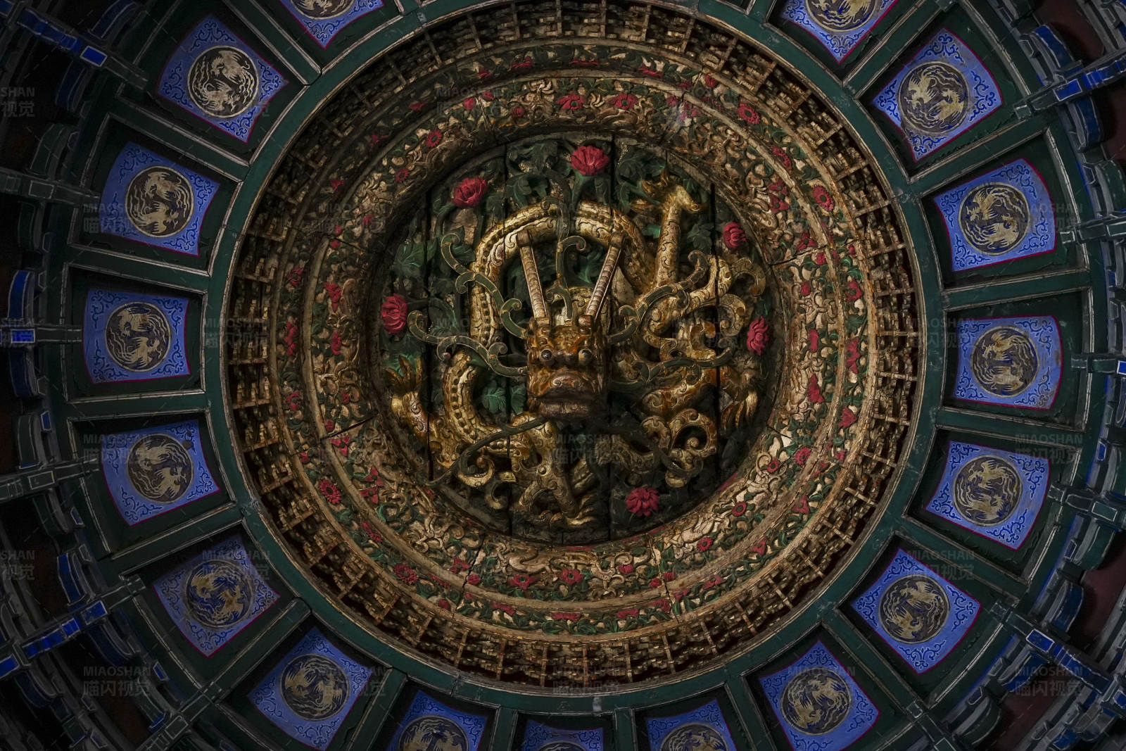 金色龙雕穹顶图片