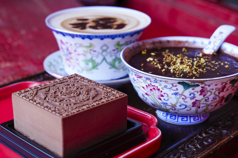 巧克力甜点与热饮图片