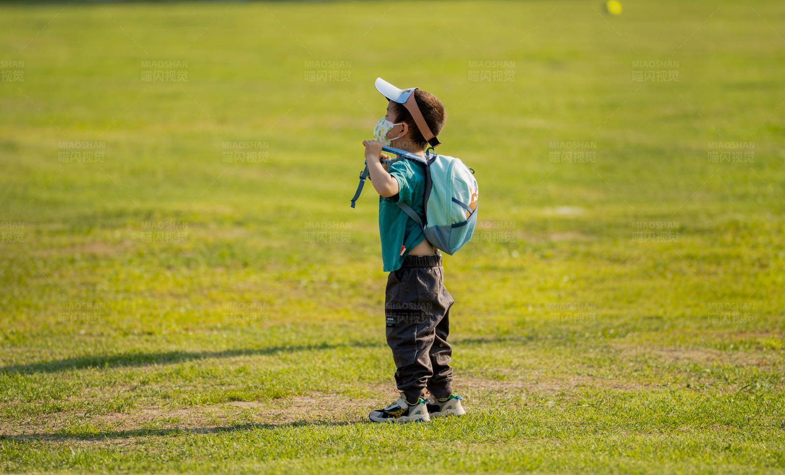 小球员准备击球图片
