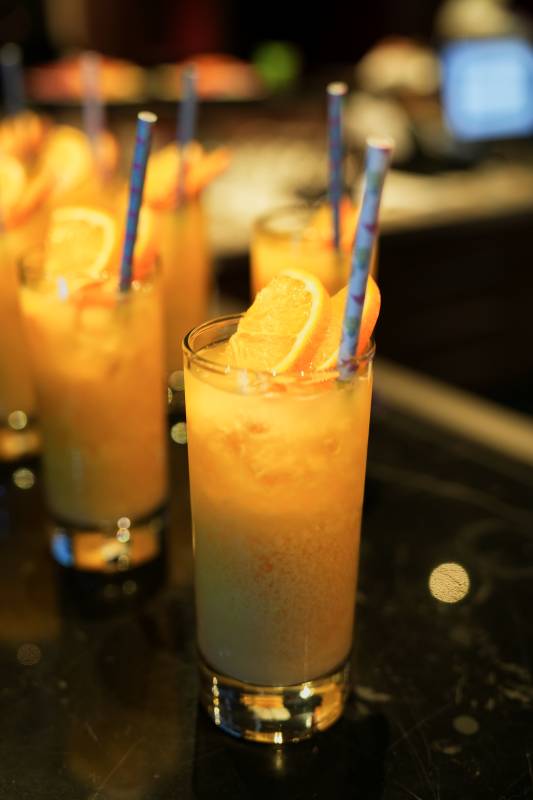 橙片装饰的夏日饮品图片