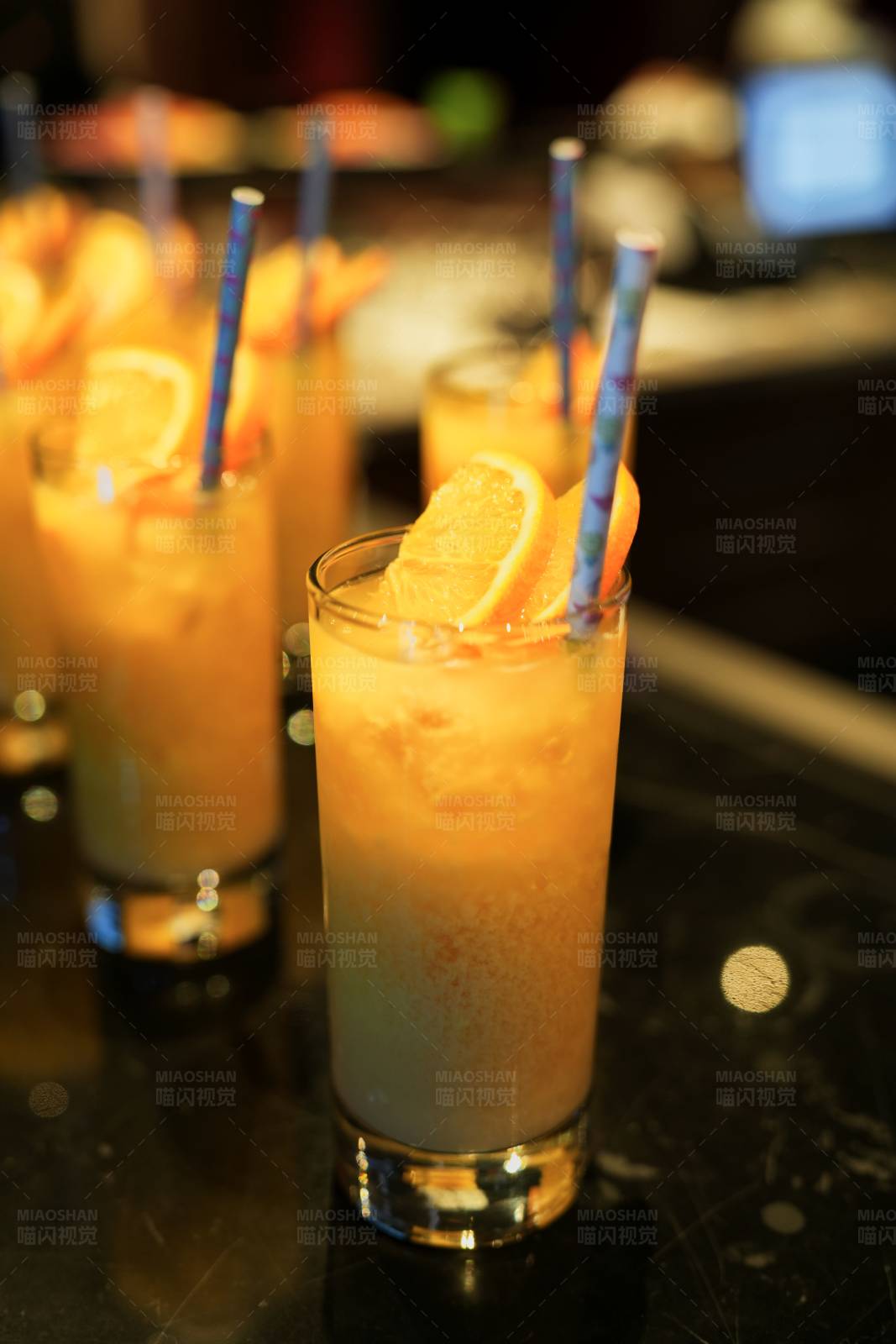 橙片装饰的夏日饮品图片