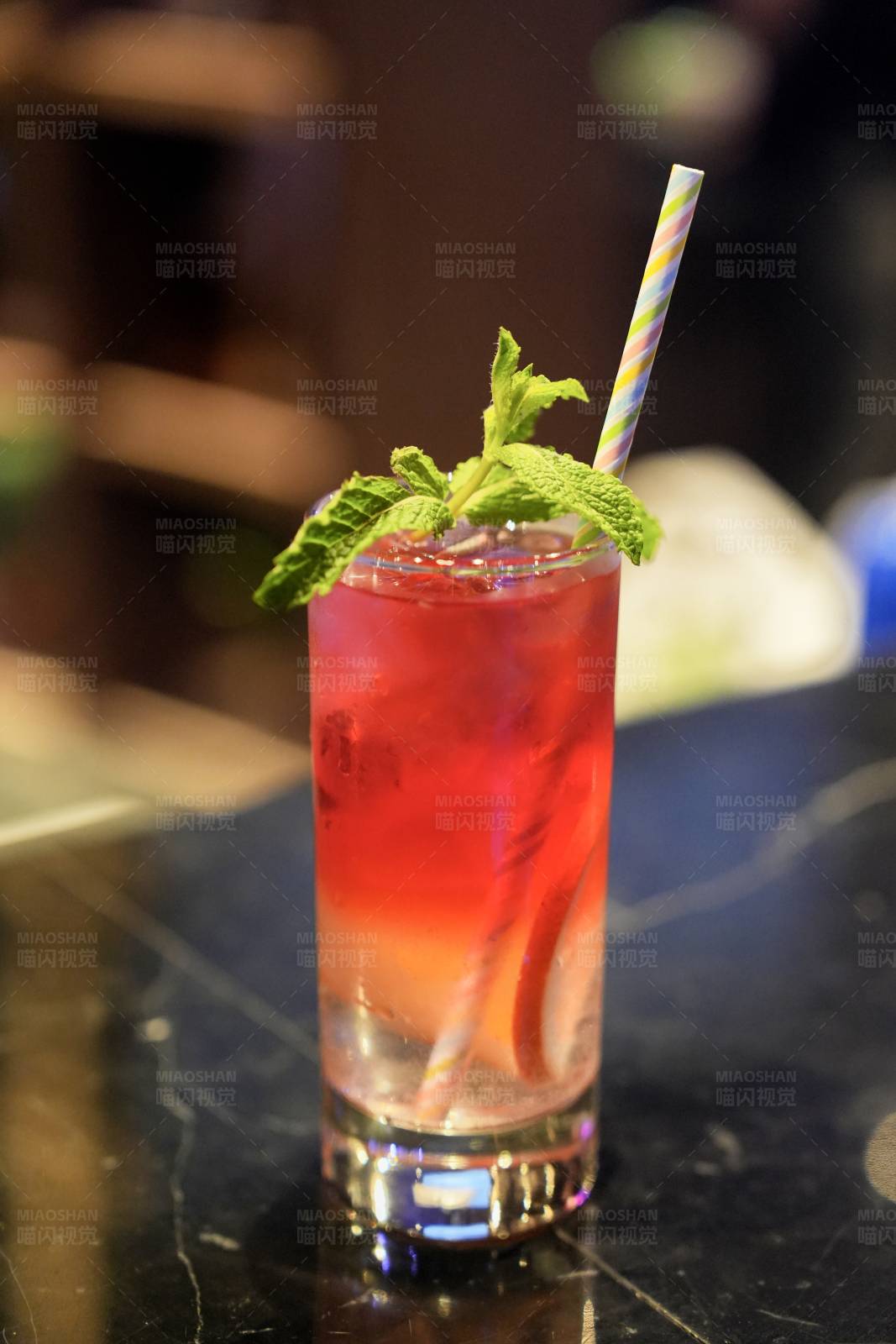 红色鸡尾酒配薄荷叶图片