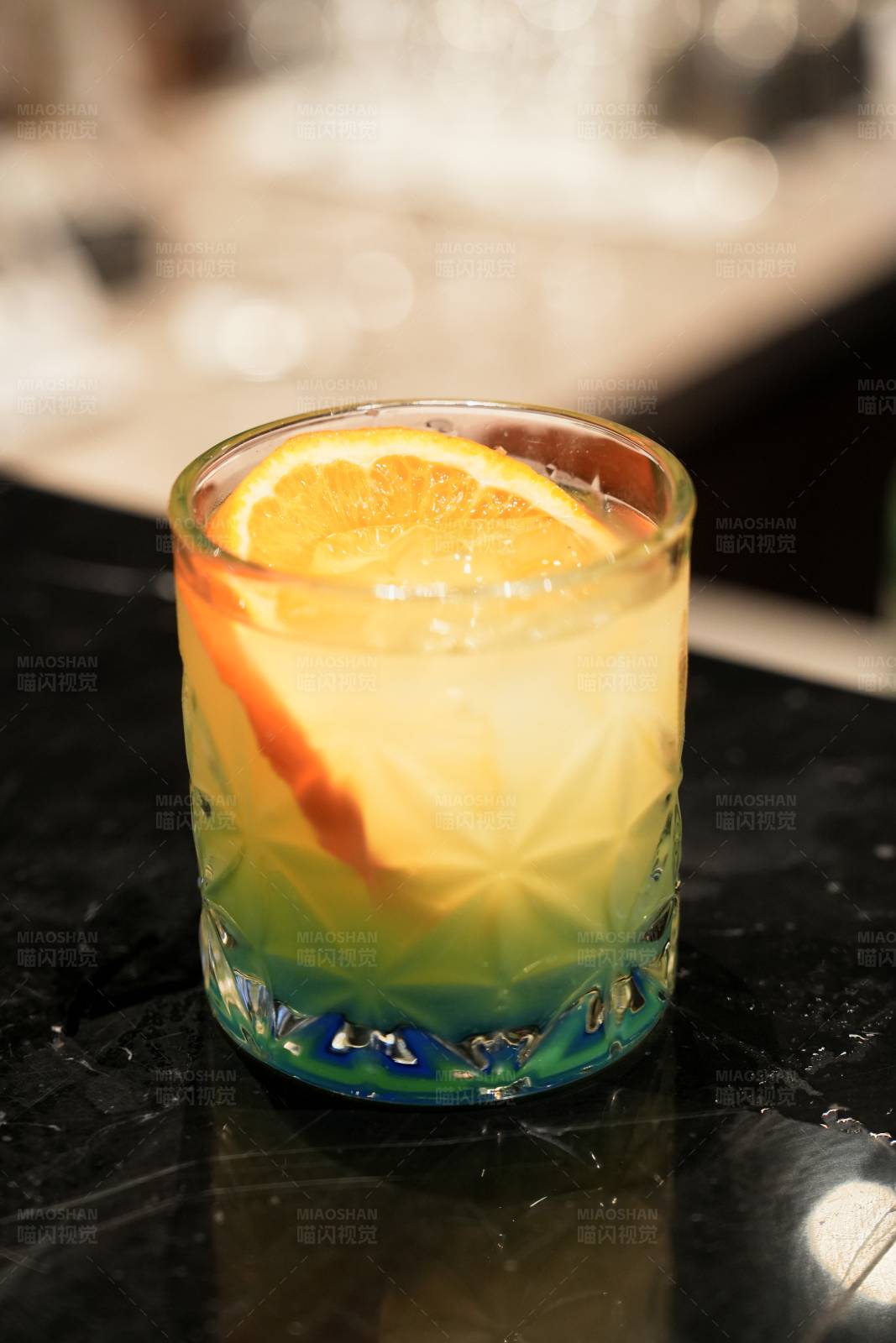 橙色渐变鸡尾酒图片