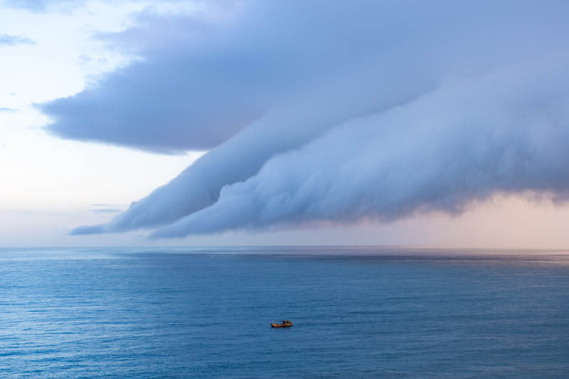 巨风逼近孤舟图片