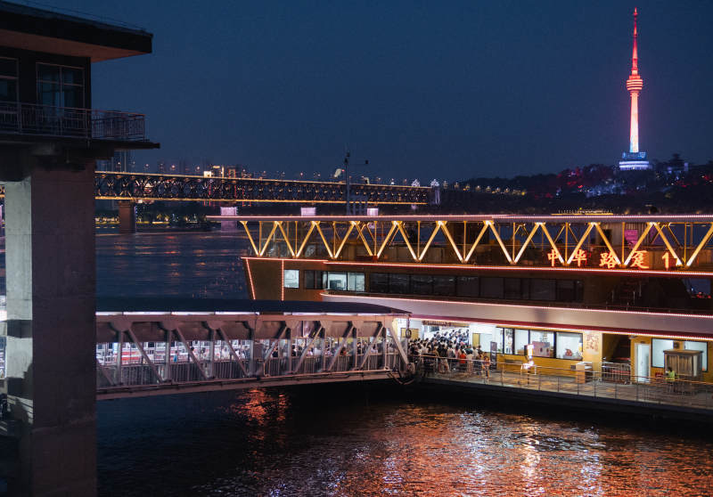 夜色中的城市桥梁图片