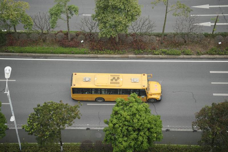 黄色巴士行驶中图片