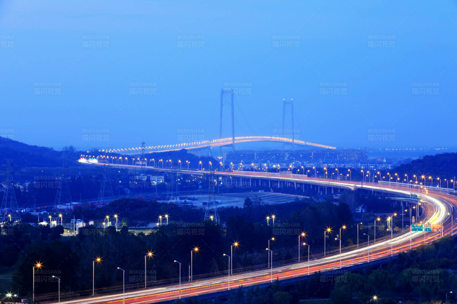 夜幕下的南京栖霞山长江大桥和车流图片