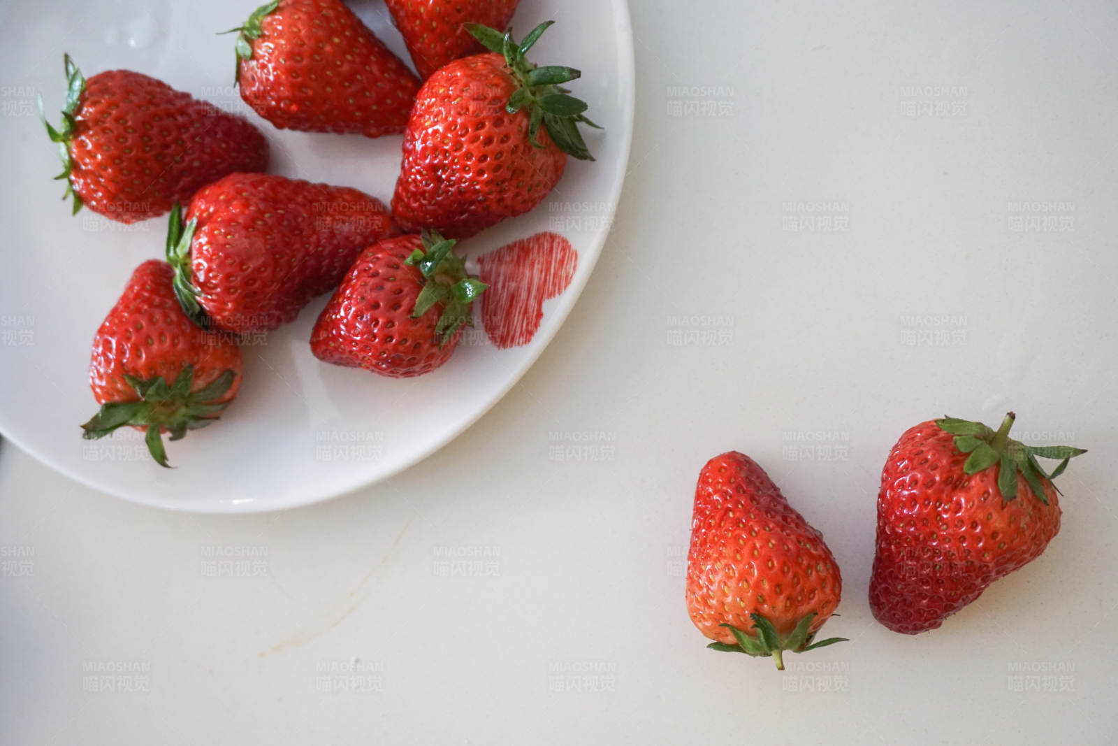 盘中草莓图片