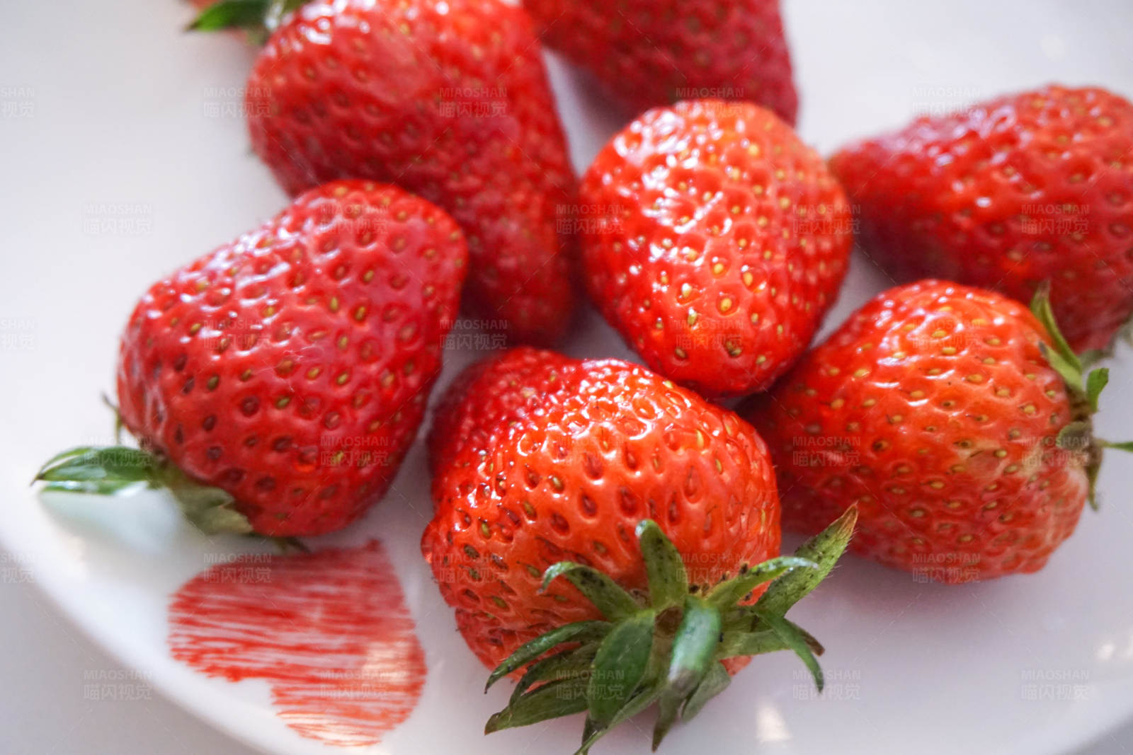 盘中的新鲜草莓图片