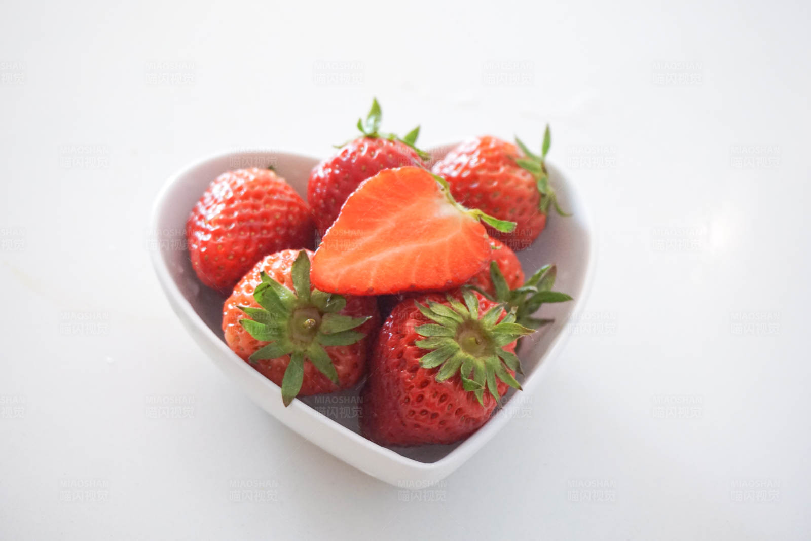 心形碗里的草莓图片