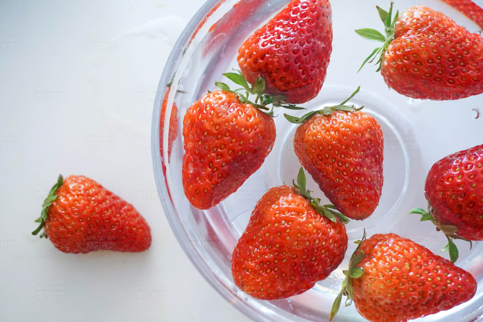 草莓水中漂图片